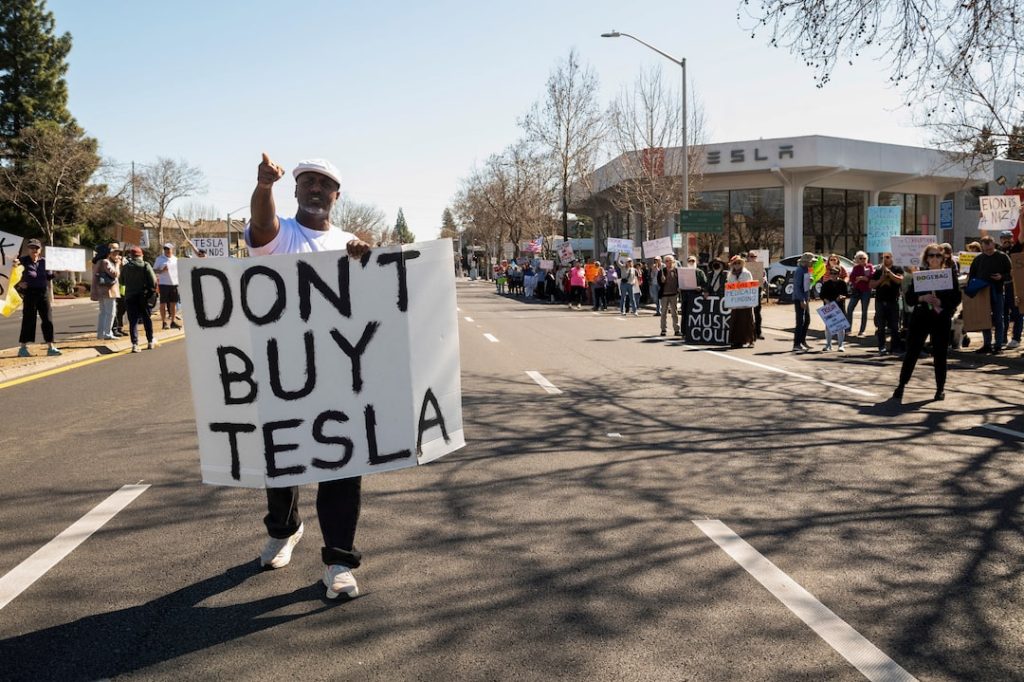 Trump Etiquetará como Terrorismo Protestas Violentas Contra Tesla